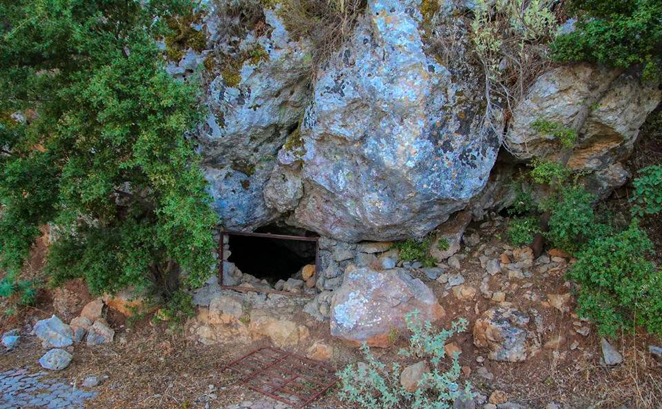 Chamoto Spiliari Cave in Kamaraki 