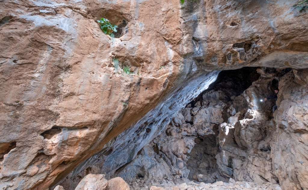 Sarchos Cave