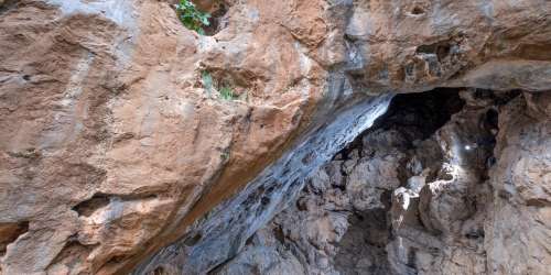 Σπήλαιο στο Σάρχο